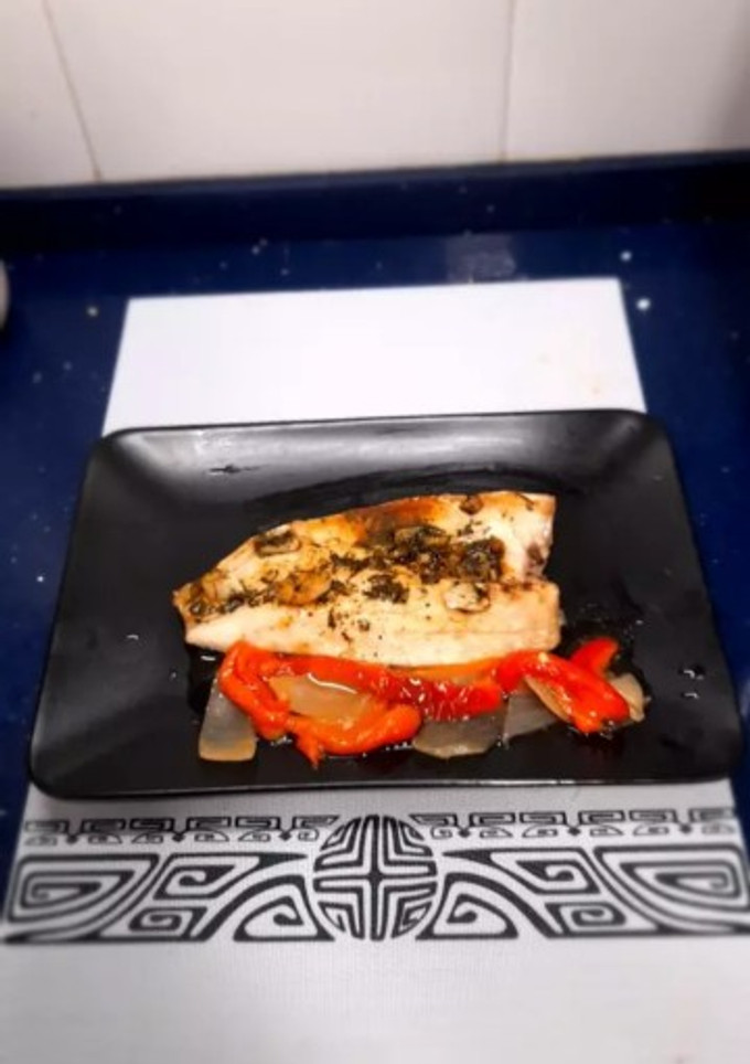 Una foto de Lubina al horno con vinagreta de manzana
