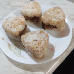 A picture of Sukiyaki Beef Onigiri (牛肉すき焼きお握り).