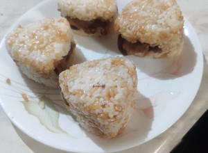 A picture of Sukiyaki Beef Onigiri (牛肉すき焼きお握り).