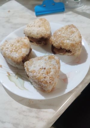 A picture of Sukiyaki Beef Onigiri (牛肉すき焼きお握り).