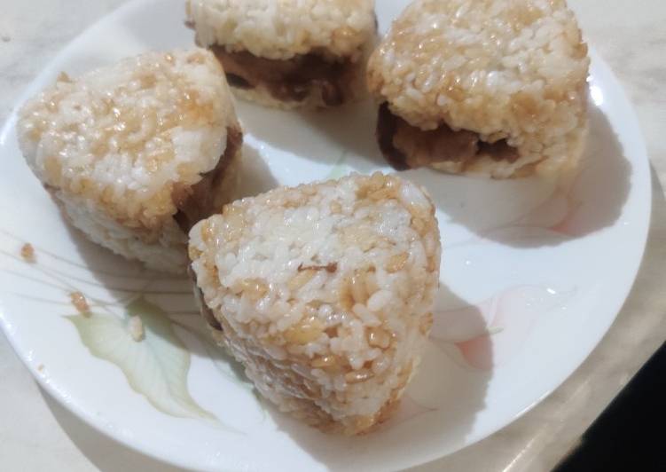Recipe of Any-night-of-the-week Sukiyaki Beef Onigiri (牛肉すき焼きお握り)