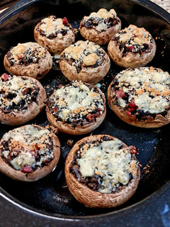 Una foto de Champiñones rellenos variados