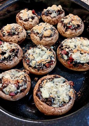 Una foto de Champiñones rellenos variados