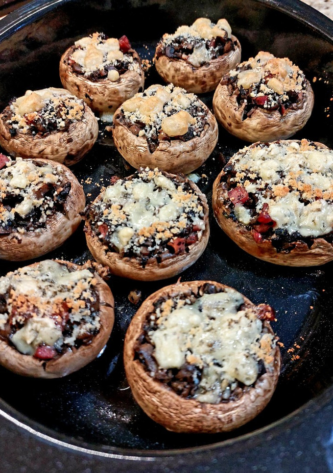 Una foto de Champiñones rellenos variados