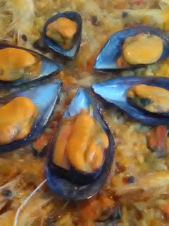 Una foto de Paella de marisco