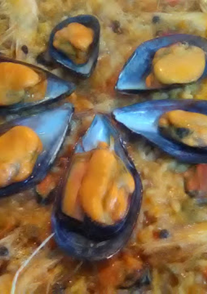 Una foto de Paella de marisco