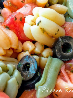 Una foto de 104.🥗Ensalada de flores de pasta con tomate y aceitunas🍅