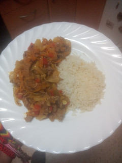 Una foto de Wok de ternera agridulce con arroz blanco