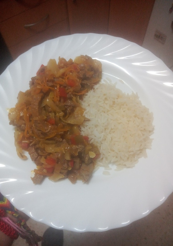 Una foto de Wok de ternera agridulce con arroz blanco