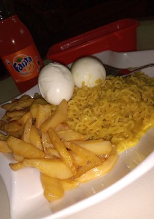 Indomie da soyayyan dankalin turawa ainihin hoton girkin