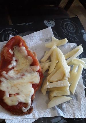 Una foto de Milanesa con papas fritas