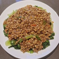 A picture of Lettuce with Ground Pork.