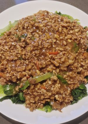 A picture of Lettuce with Ground Pork.