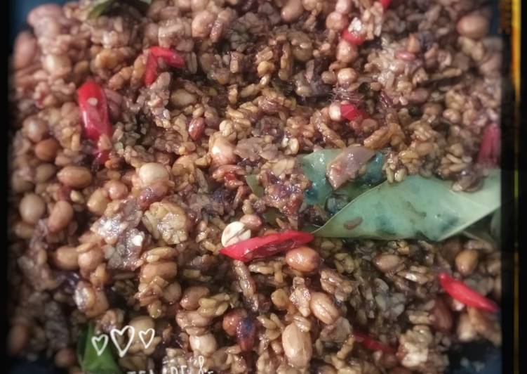 Kering tempe dan kacang untuk isian nasi kotak