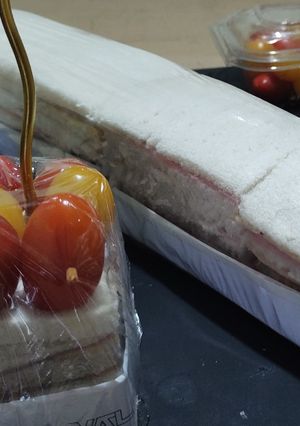 Una foto de Torta salada de sándwiches de miga
