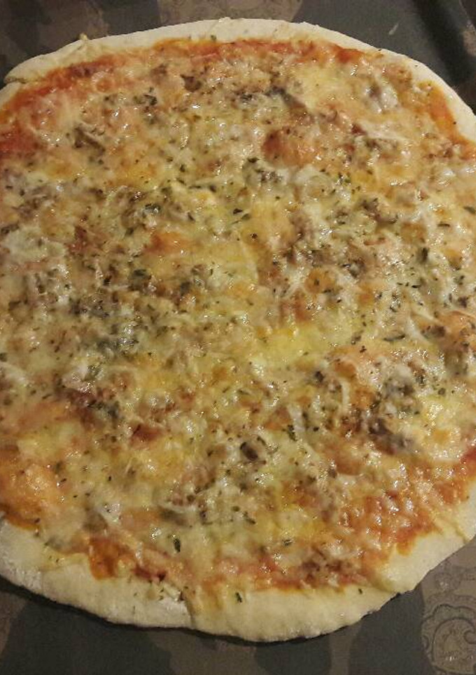 Una foto de Pizza de atún con masa casera