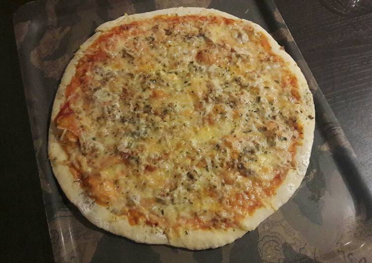 Pizza de atún con masa casera