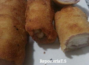 Una foto de Rollos  de pollo rellenos jamón y queso