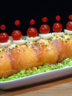 Una foto de Tronco de Navidad de salmón en pan de molde