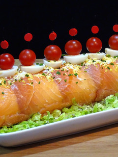 Una foto de Tronco de Navidad de salmón en pan de molde