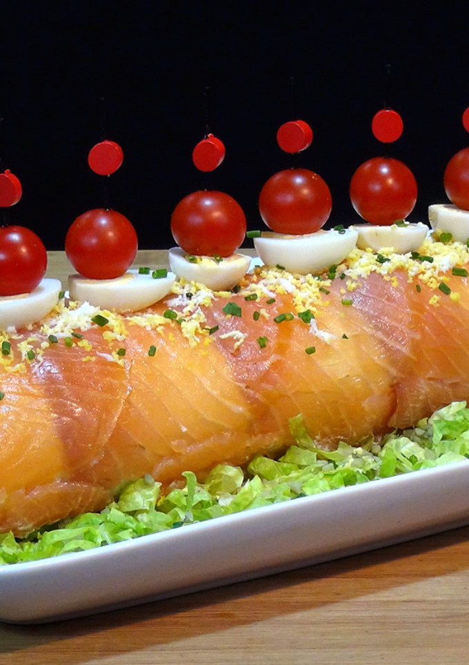Una foto de Tronco de Navidad de salmón en pan de molde