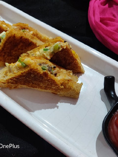 પીઝા સેન્ડવીચ (Pizza Sandwich Recipe In Gujarati) રેસીપી મુખ્ય ફોટો