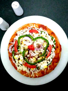 કોનૅ પીઝા (Corn Pizza Recipe In Gujarati) રેસીપી મુખ્ય ફોટો