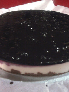 Una foto de Tarta de queso, chocolate blanco y mermelada de arándanos