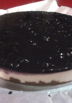 Una foto de Tarta de queso, chocolate blanco y mermelada de arándanos
