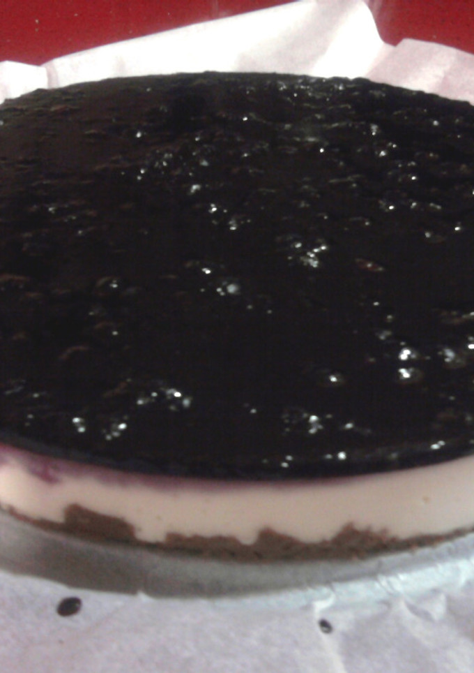 Una foto de Tarta de queso, chocolate blanco y mermelada de arándanos