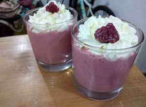 Una foto de Batido helado frambuesa-banana