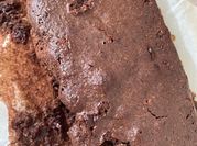 Una foto de queque de avena y chocolate