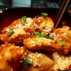 Una foto de Pollo al wok en salsa agridulce con aceto y miel