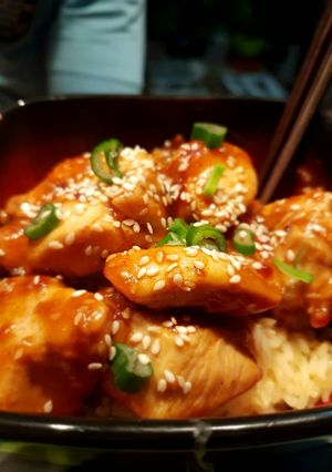 Una foto de Pollo al wok en salsa agridulce con aceto y miel