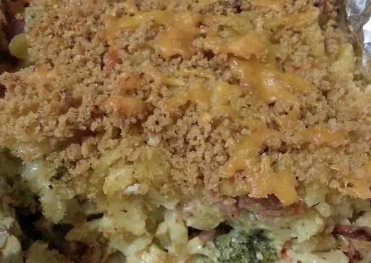 Baked Mac&Ciz with Brocoli, Smoked Turkey and Topped with Breadcrumbs