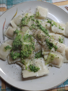 Una foto de Ravioles con pesto de radicheta y salsa de tomate (opcional)