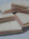 Sandwichs de miga de mortadela con pistachos