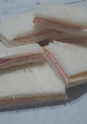 Una foto de Sandwichs de miga de mortadela con pistachos