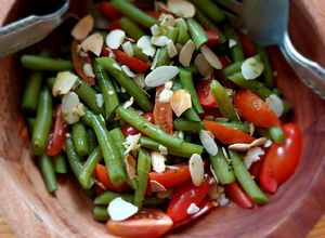 Una foto de Ensalada de ejotes con jitomates y almendras