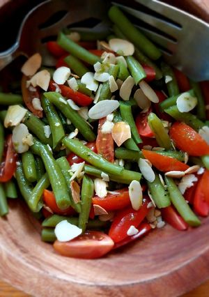 Una foto de Ensalada de ejotes con jitomates y almendras