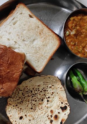 પાવભાજી (Pavbhaji Recipe In Gujarati) રેસીપી મુખ્ય ફોટો