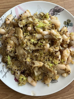 Una foto de Salteado de setas con aguacate y quinoa 🥑