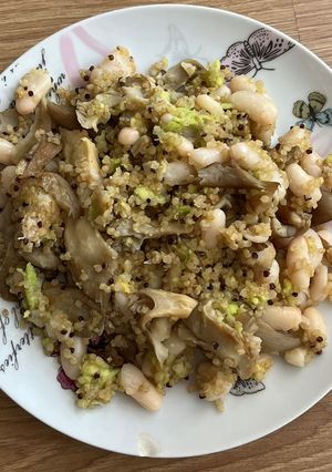 Una foto de Salteado de setas con aguacate y quinoa 🥑