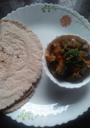 A picture of Bhakri with bhindi sabzi.