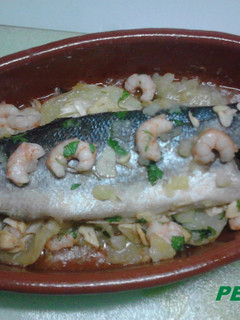 Una foto de Lubina con gambas al horno en dos tiempos