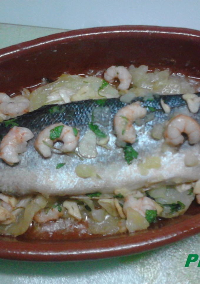 Una foto de Lubina con gambas al horno en dos tiempos