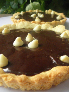 Una foto de Tarta (o tartitas) de crema pastelera y chocolate
