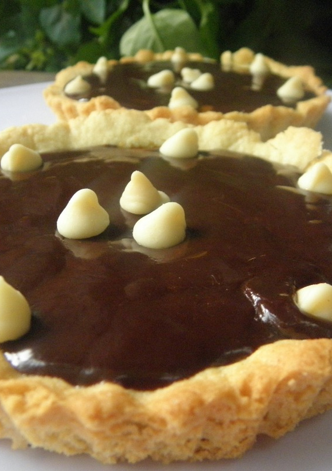 Una foto de Tarta (o tartitas) de crema pastelera y chocolate
