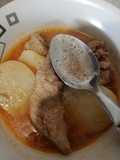 Bisteck con papas en salsa de tomate