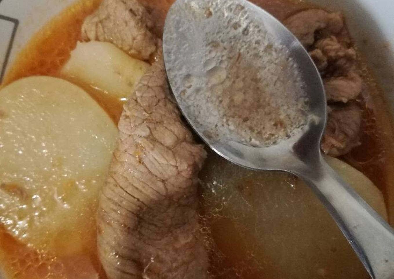 Bisteck con papas en salsa de tomate